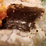 緒方 - ⑩鱧(兵庫県沼島産)の炭火焼き霜
      鱧の産卵期は夏、旬は初夏と晩秋の2回。
      鱧自体は炭火焼きしてあり、皮の味わいもコクがある。
      生姜ポン酢も絶妙で素晴らしい。