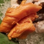 緒方 - ⑩ばちこ(京都府宮津産)(海鼠の精巣・卵巣)
      産卵期は春～初秋、旬は冬
      海鼠は赤、黒、青とあり生息域が違うだけで全て同じ真海鼠ですが、味わいが異なります
      軟らかくて臭み無く、旨みが増し、微かな苦みあり