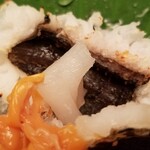 緒方 - ⑩鱧(兵庫県沼島産)の浮き袋
      夏の緒方さんでしか食べた事の無い部位
      鱧の浮き袋はクニュクニュとしつつ、味わうと旨みがあり、ナニコレ？的な美味しさ。