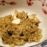 緒方 - ⑪黒鮑と肝&バターご飯
      生黒鮑でトリミングした周辺部位をたっぷりと投入したご飯。
      味付けは肝醤油とバターという鉄板な組み合わせ！