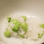 緒方 - ⑫枝豆(湯上がり娘)ご飯
      枝豆の爽やかな香りと甘さが際立っています。
      〆の全種類を食べる為に少なめにして頂いたのですが、もう少し食べたかった。