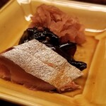 緒方 - ⑬へしこ、木耳の漬け物、切干大根
      へしこの塩の塩梅が絶妙、臭みが無くて食べ易い
      木耳のお漬け物も切り干し大根も優しい味わいで◯