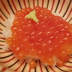 緒方 - ⑭イクラ(北海道産)ご飯
      8月なので樺太鱒の筋子でやや小粒
      旨みと甘みがありつつもさっぱり爽やかな味わいで、一般的な鮭の筋子より好み♪
      因みにイクラはロシア語で｢魚卵｣のこと