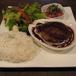 ハンバーグプレート、892円