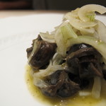 フォリオリーナ・デッラ・ポルタ・フォルトゥーナ - ケイパーの香りのエスカルゴの煮込み　玉葱添え