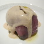 フォリオリーナ・デッラ・ポルタ・フォルトゥーナ - トロペーアの赤玉葱に包まれたオマール海老とズッキーニのオレキエッテ