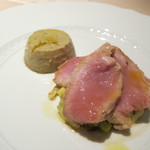 フォリオリーナ・デッラ・ポルタ・フォルトゥーナ - 仔牛のロンバータとロマネスキー ブロッコリー　アーティーチョークとジュニバーベリーのスフォルマート添え