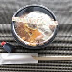 友楽 - ◆カツ丼(800円：税込）・・ご飯の量は選べ、大盛りも同じお値段でしたので「大盛り」で。 別添えでタレが付いています。ビニール袋では無く、紙袋に入れてくださいました。