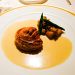 アピシウス - フォアグラとシャンピニオン・デュクセルのパイ包み焼き　リ・ド・ヴォーのフリカッセ