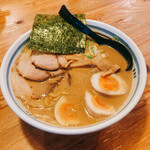北の麺房いちどう - 2番人気の黒トンチャーシューに煮卵トッピング
