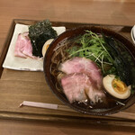 Ninomiya Kinjirou - 特製醤油ラーメン。トッピングの追加は別皿で。