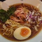 鶏こく中華 すず喜 - 秋刀魚節の冷やしソバ(830円)。