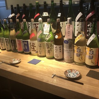 考究的日本酒。准备了约60种，冷酒和烫酒都有