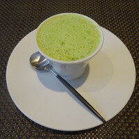 レストラン ラ・フロレゾン・ドゥ・タケウチ - ～LA LAITUE～愛知県産蛤のロワイヤル 春豆とサラダ菜のカプチーノ仕立て