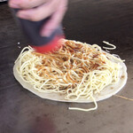 Okonomiyaki Sintyou - 生地の上に麺を置いてソースをかけます