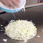 Okonomiyaki Sintyou - キャベツともやしを乗せる