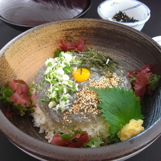 【地元の美味しさを伝えたいという気持ちを丼と食事にしました】