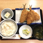 Marutomi Shokudou - アジフライ定食　ご飯は少なめ。
                因みに大盛りも無料。