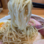 絢 - 自家製麺はやや平打ちで縮れ、角のビシッとした手もみん