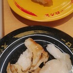 スシロー - 赤貝(上)とトリガイの食べ比べ(下)