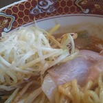 味噌担担麺 style林 - 具は薄いレアチャに青菜と白髪ねぎ、肉ミンチ