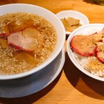 ウミガメ食堂 - ラーメン￥750 チャーシュー丼ハーフ  ￥480