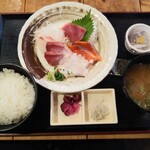 Nihon Sengyo Koukakurui Doukoukai - ランチメニューから刺身定食1,000円(税込)