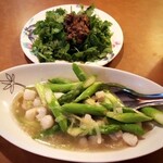 台南担仔麺 - 香菜。アスパラと帆立炒め。