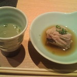 Hakata Hanamidori - 鍋ダシのスープと、骨付き肉のブツ切り