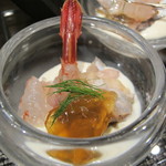 レストラン バカール - コンソメゼリーとカリフラワークレーム～活縞海老と関アジ～