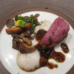 レストラン バカール - ビュルゴーさんのシャラン鴨胸肉のロースト　黒トリュフの香り　フレッシュポルチーニと