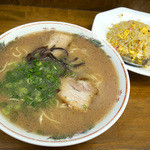 田の久 - 「ラーメンセット」（700円）。ラーメンと中チャーハンのセットです。