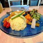 トゥーマイ - 手羽元１本、イエローライスの上にはオクラ、ドレッシングの美味しいグリーンサラダ、人参ラペ、胡瓜と大根？のピクルス、ミニトマト。