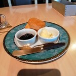 トゥーマイ - 何かベリージャムとホワイトチョコレートバター。スコーンはさくほろ。