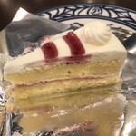 トレビ - ズワイガニとブロッコリーのフィットチーネ クリームソースセット１３２０円。ごく普通のケーキです。。