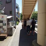 ラーメン二郎 - 歩道橋下8人待ちに接続！