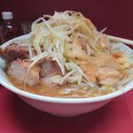 ラーメン二郎 - 小ブタ　ヤサイ。ﾆﾝﾆｸ・ｱﾌﾞﾗ・ｶﾗﾒ