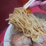ラーメン二郎 - お馴染みの極太オーション麺