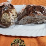 チクテベーカリー - 左;バターブレッド·ピスタチオ¥680
      右;ディンケル¥894（g売りです）