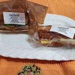 チクテベーカリー - 左;南仏バゲットサンド（オリーブ、生ハム、クリームチーズ）¥350
      右;ハムチーズ¥390