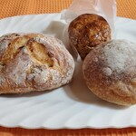 チクテベーカリー - 左;リュスティック·ペッパー¥280
      中;オーツ·スコーン¥300
      右;マンゴー·プチ¥250