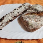 チクテベーカリー - 左;フリュイ¥420
      右;湘南ロデヴ¥300