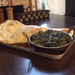 インパール - ほうれん草チキンカレー（カット）＆プレーンナン　
