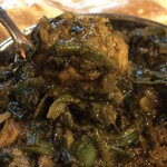 インパール - ほうれん草チキンカレー（カット）のアップ