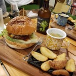 CRAFTER'S CAMP - BBQチーズバーガー 990円