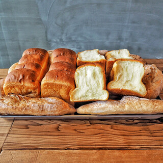 [Lunch time] All-you-can-eat bread now available!