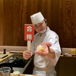 鮨 由う - ・石垣貝で決めポーズ