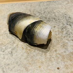 鮨 由う - ・新子（2枚漬け）