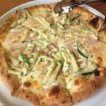イル・ターボロ - ロースハムとズッキーニのマヨネーズソースブラックペッパー風味のピザ