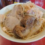 ラーメン二郎 - ブタがデカい！